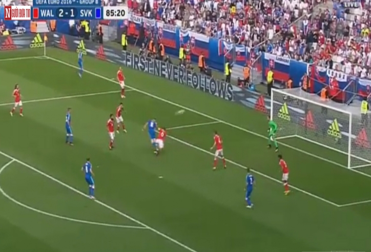 VIDEO: Pha đánh đầu đập cột dọc của cầu thủ số 11 bên phía Slovakia